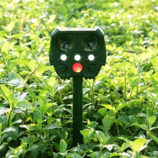 Solar Powered Ultrasonic Snake Repeller - Outdoor Weatherproof Snake Deterrent with Light for Yard, Garden & Lawn, No Batteries