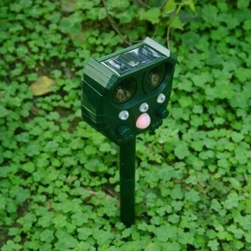 Solar Powered Ultrasonic Snake Repeller - Outdoor Weatherproof Snake Deterrent with Light for Yard, Garden & Lawn, No Batteries